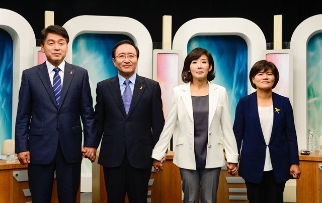 23일 오전 7.30재보궐선거 동작을 후보 토론회가 열린 서울 서초구 현대 HCN방송국에서 기동민(왼쪽부터) 새정치민주연합, 노회찬 정의당, 나경원 새누리당, 유선희 통합진보당 후보가 손을 잡고 있다. 뉴시스