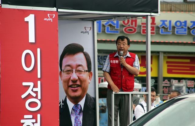 7·30 국회의원 순천·곡성 보궐선거에 출마한 새누리당 이정현 후보가 22일 오전 순천 아랫장에서 '나홀로' 유세전을 벌이고 있다. 이정현 후보측 제공.