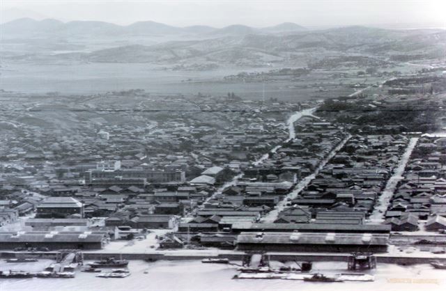 군산근대역사박물관 로비에 걸려 있는 미 군정이 1945년에 찍은 군산시 전경. 오른쪽 반듯하게 정리된 구역이 일본인 거주지다.