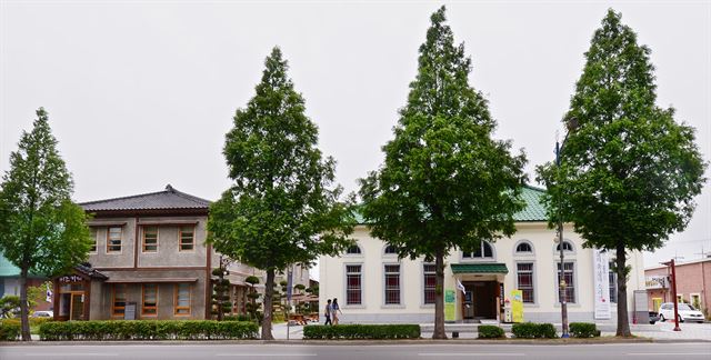 군산근대역사박물관 옆 해망로에는 세관과 은행 등 일본 제국주의 수탈의 상징이었던 기관들이 몰려 있었다. 사진 왼쪽은 미즈카페, 오른쪽은 옛 일본18은행.