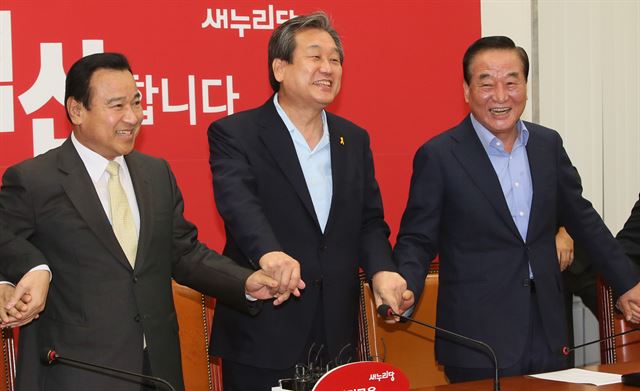 새누리당 김무성 대표(가운데)가 24일 국회에서 열린 최고위원회의에서 전당대회 이후 휴식을 가진 뒤 복귀한 서청원 최고위원(오른쪽)과 이완구 원내대표의 손을 잡고 웃음짓고 있다. 연합뉴스