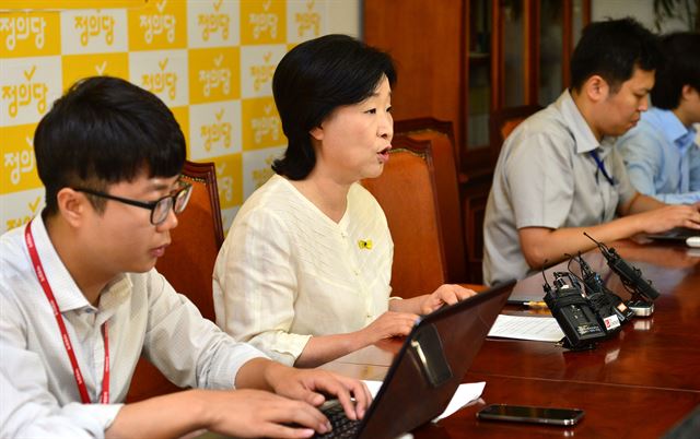 정의당 심상정 원내대표가 24일 오전 서울 여의도 국회에서 7·30 재보선 야권연대와 관련 기자회견을 열고 새정치민주연합 김한길, 안철수 공동대표에게 야권연대에 대한 결론을 촉구하고 있다. 뉴시스