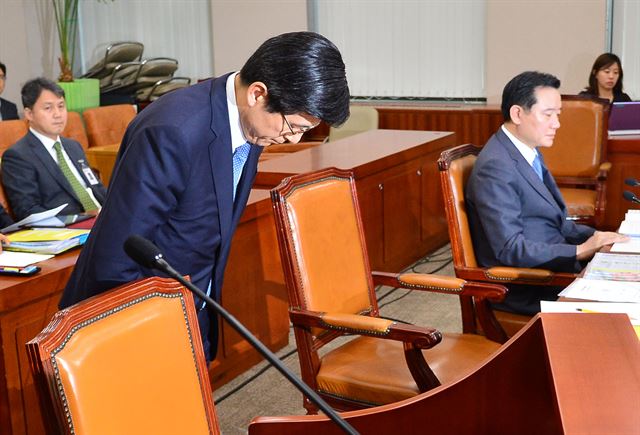 황교안 법무부 장관이 24일 오전 서울 여의도 국회에서 유병언 전 세모그룹 회장 수사 관련 현안보고를 위해 열린 법제사법위원회 전체회의에서 현안보고에 앞서 인사하고 있다. 뉴시스