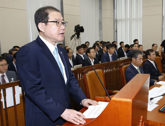 이성한 경찰청장이 24일 오전 국회에서 열린 안전행정위원회 전체회의에서 유병언 전 세모그룹 회장 수사 관련 현안보고를 하고 있다. 연합뉴스