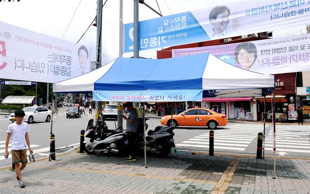 24일 서울 동작구 중앙대학교 병원 앞 횡단보도에 천막이 설치되어 있다. 이 천막은 동작구가 승차대가 없는 버스정류장과 횡단보도 등 52곳에 햇볕을 가릴 수 있도록 설치한 임시그늘막으로 주민센터에 보관돼 있는 행사용 천막을 재활용한 것이다. /김주성기자 poem@hk.co.kr