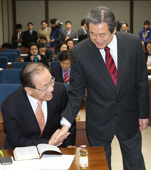 전ㆍ현 집권당 대표 두 사람의 스타일은 판이하다. 전 대표인 황우여 사회부총리 겸 교육부 장관 후보가 ‘어당팔’(어수룩해 보여도 당수가 8단)이란 별명처럼 카리스마는 부족하지만 실속을 챙기는 편인 반면 ‘무대’(김무성 대장)로 불리는 김무성 현 대표는 강한 카리스마로 세력 형성을 즐긴다. 공교롭게 이들의 기질은 복속하고(황우여) 맞서는(김무성) 대통령과의 관계에서도 고스란하다. 지난 2월 25일 서울 여의도 국회도서관에서 열린 새누리당 상임전국위원회의에서 당시 당 대표인 황 후보가 김 대표와 인사하고 있다. 오대근기자 inliner@hk.co.kr