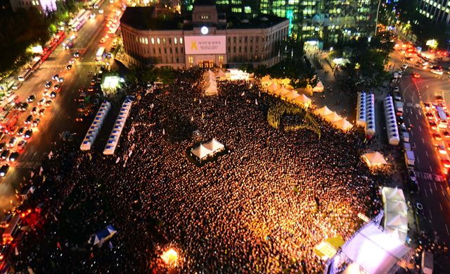 24일 오후 서울광장에서 열린 세월호 참사 100일 추모 시낭송·음악회에서 희생자 가족 및 도보행진단 그리고 시민들이 공연을 관람하고 있다. 연합뉴스