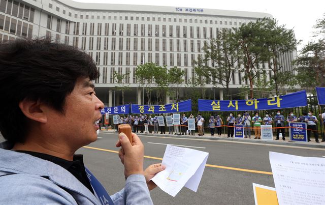 전공의 과정을 마친 뒤 전문의 시험을 칠 수 없었던 치과의사들이 치의예과 교수 및 대한치과교정학회 회원들과 함께 지난 15일 정부세종청사 보건복지부 앞에서 치과전문의 제도 개선을 촉구하며 시위를 벌였다. 연합뉴스