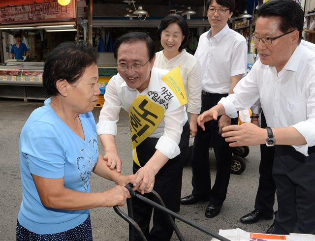 7·30 국회의원 재보궐선거 사전투표가 시작된 25일 오전 서울 동작구 남성시장을 찾은 정의당 노회찬 야권 단일후보와 새정치민주연합 박지원 의원, 정의당 심상정 원내대표가 주민들에게 인사를 하고 있다. 오늘 오대근기자 inliner@hk.co.kr