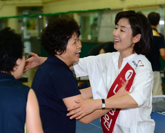 서울 동작을 국회의원 재보궐선거에 출마한 새누리당 나경원 후보가 25일 오전 서울 동작구 흑석체육센터를 방문, 주민들에게 인사를 하고 있다 오늘 오대근기자 inliner@hk.co.kr