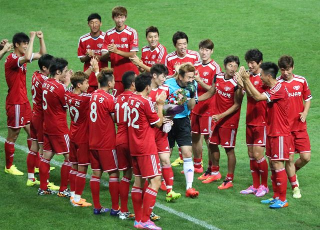 25일 오후 서울 마포구 성산동 서울월드컵경기장에서 열린 2014 프로축구 K리그 올스타전에서 경기에서 전반전 팀 박지성의 강수일이 골을 성공시킨 뒤 '팀 박지성'의 선수들이 그라운드에 모여 결혼을 앞둔 박지성의 결혼식 행진 세리머니를 연출하고 있다. 연합뉴스