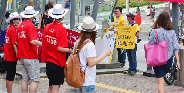 7.30 재보궐선거를 나흘 앞둔 26일 오후 서울 동작구 지하철7호선 남성역 인근에서 동작구을 지역에 출마한 나경원 새누리당 후보와 노회찬 정의당 후보의 선거운동원들이 선거운동을 펼치고 있다. 뉴시스