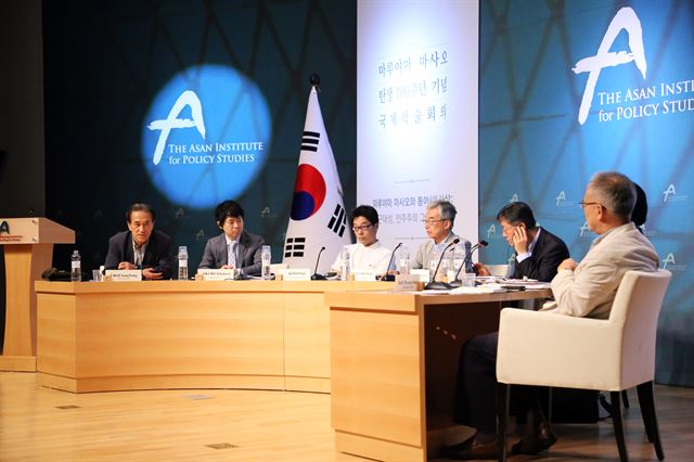 한일 학자들이 최상용 전 주일대사의 사회로 24일 서울 종로구 아산정책연구원에서 열린 '마루야마 마사오와 동아시아 사상: 근대성, 민주주의 그리고 유교' 국제학술회의에서 이야기를 나누고 있다. 연합뉴스