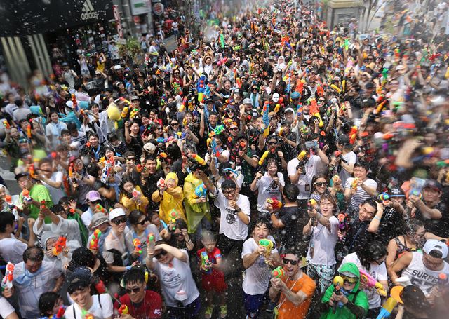 (서울=연합뉴스) 한종찬 기자 = 27일 오후 서울 신촌 연세로에서 열린 '제 2회 신촌 물총 축제'에서 참가자들이 물총싸움을 하고 있다. 2014.7.27 ㈜연합뉴스. 무단 전재 재배포 금지.>