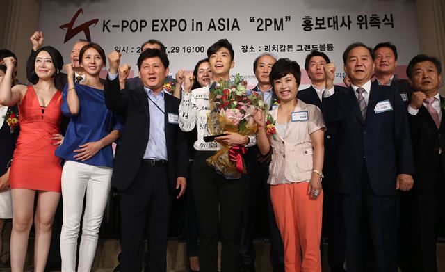 (서울=연합뉴스) 양지웅 기자 = 29일 오후 서울 논현동 리츠칼튼호텔에서 열린 'K-POP EXPO in ASIA' 홍보대사 위촉식에서 그룹 2PM의 우영(앞줄 가운데)를 비롯한 참석자들이 포즈를 취하고 있다. 2014.7.29 ㈜연합뉴스. 무단 전재 재배포 금지.>