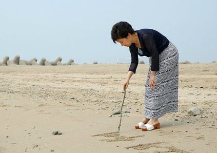 여름 휴가 중인 박근혜 대통령이 29일 자신의 페이스북에 심경을 털어놨다. “힘들고 길었던 시간들…”이란 표현으로 세월호 참사 이후 3개월이 국정최고책임자로서 어려운 시기였음을 시사했다. 그러나 검경을 상대로 자신이 체포를 거듭 독려한 유병언씨의 죽음과 관련해선 여전히 침묵 중이다. 사진은 작년 7월 휴가 당시 박 대통령. 박근혜 대통령 페이스북