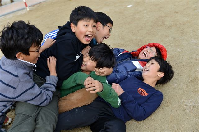 이태원의 한 초등학교에서 다문화 가정 학생이 친구들과 뛰어놀고 있다. 한국일보 자료사진