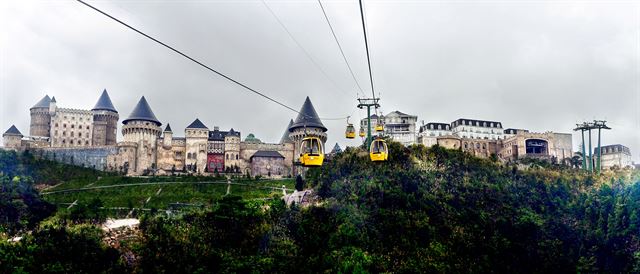 해발 1,487m 바나산 정상에 건설한 바나힐스, 프랑스풍 외관에 놀이공원과 숙박시설이 들어서 있다. 세계에서 두번째로 긴 5,801m 케이블카로 연결돼 있다.