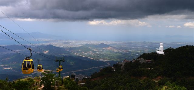 해발 1,487m 바나산 정상에 정상에 서면 다낭 시내와 동해가 한눈에 들어온다.