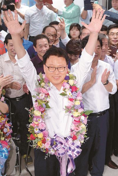 7.30재보선 경기 수원정에서 승리한 새정치민주연합 박광온 당선인이 손을 번쩍 들고 환호하고 있다. 수원=배우한기자 bwh3140