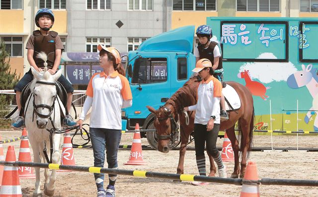 말을 활용한 심리치료가 국제적으로 관심을 끌고 있는 가운데, 한국마사회가 실시하고 있는 '마음속의 말' 행사가 주목받고 있다. /2014-07-31(한국스포츠)