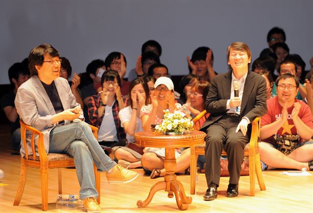 안철수 서울대 융합과학기술대학원장이 7일 경북 구미 금오공대에서 열린 희망공감 청춘콘서트에서 '시골의사' 박경철씨와 함께 대담식 강연을 하고 있다. 구미=박서강기자 pindropper@hk.co.kr