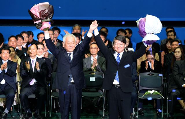 새정치민주연합 김한길 공동대표와 안철수 공동대표가 26일 서울 송파구 올림픽홀에서 열린 창당대회에서 공동대표로 선출된 후 당원들에게 인사를 하고 있다. 왕태석기자 kingwang@hk.co.kr