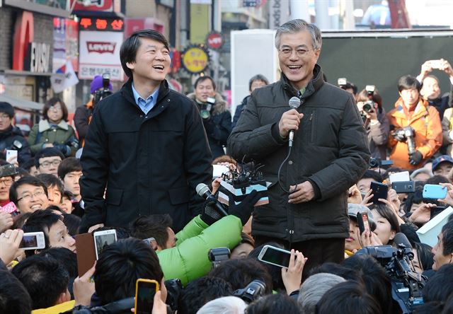 민주통합당 문재인 대선 후보와 안철수 전 후보가 13일 대전 으능정이 문화거리에서 시민들에게 지지를 호소하며 활짝 웃고 있다. 대전=손용석기자 stones@hk.co.kr