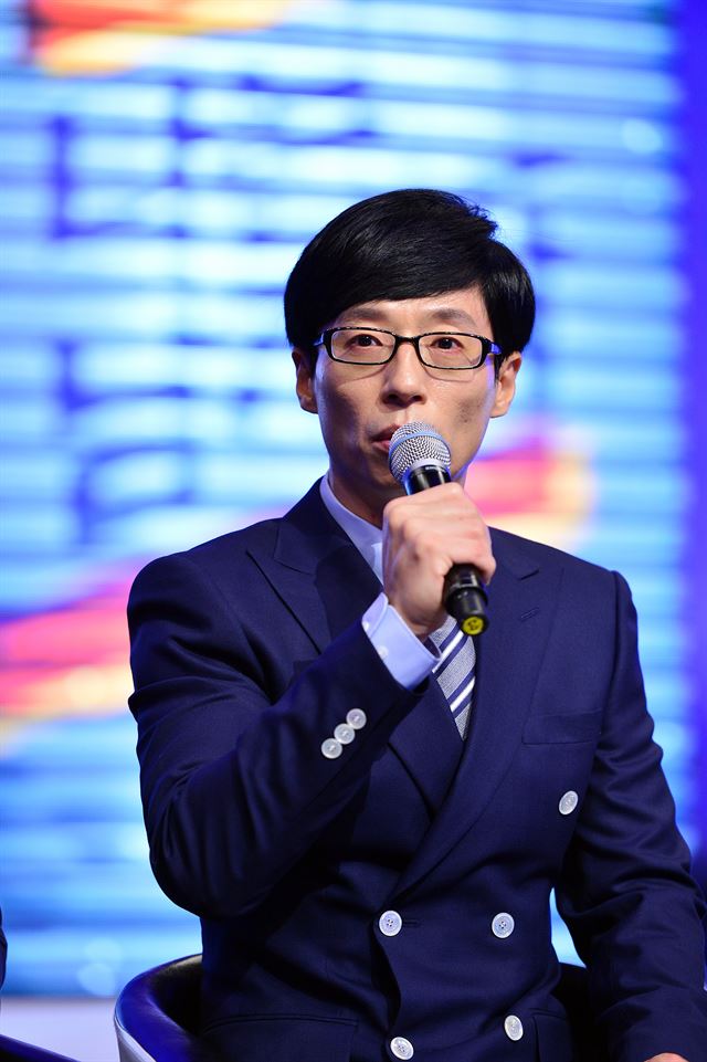 유재석은 ‘나는 남자다’에 초대하고 싶은 게스트로 배우 전지현을 꼽으며 “최근 시상식에서 뵈었는데 빛이 나더라”고 웃으며 말했다. KBS 제공