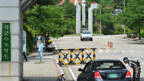 국군수도병원 정문. 한국일보 자료사진.