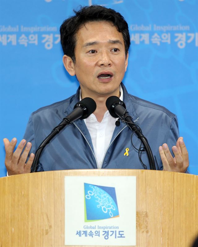 남경필 경기지사가 4일 오후 도청 브리핑룸에서 긴급기자회견을 열고"광역버스 입석금지 조치로 인한 문제 해결을 위해 국토부, 서울시, 인천시가 만나 논의하자"고 제안하고 있다. 연합뉴스