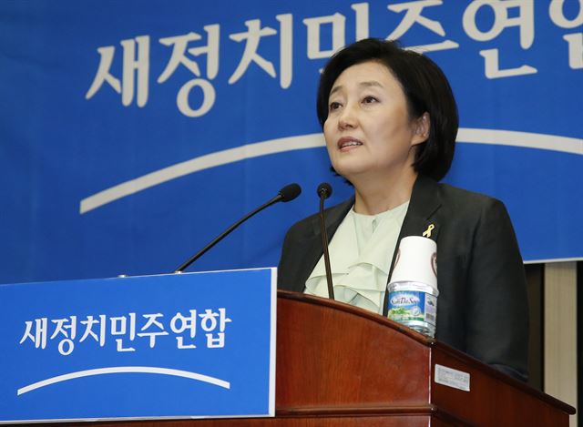 새정치민주연합 비상대책위원장으로 추인된 박영선 원내대표가 4일 국회에서 열린 의원총회에서 모두 발언을 하고 있다. 연합뉴스