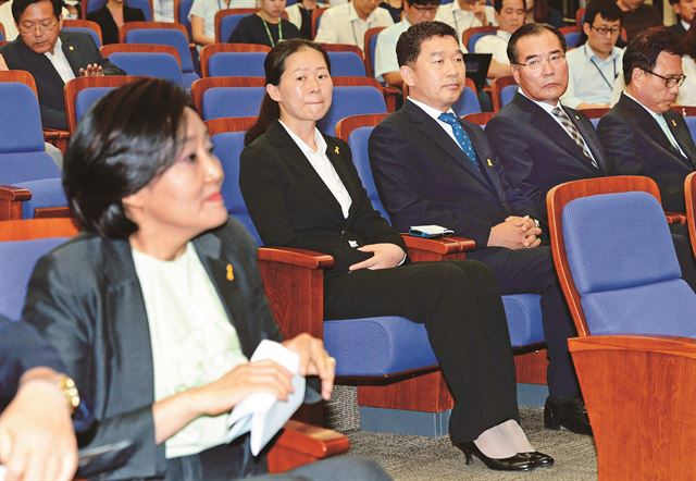 새정치민주연합 권은희 의원이 4일 의원총회에 처음 참석해 박영선 비상대책위원장을 물끄러미 바라보고 있다. 오대근기자 inliner@hk.co.kr