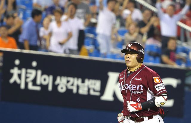 4일 오후 서울 잠실야구장에서 열린 2014 프로야구 넥센과 LG의 경기에서 넥센의 강정호가 4회 무사 주자 1루상황에서 시즌 31호 2점포를 친 뒤 홈을 향해 행진하고 있다. 연합뉴스