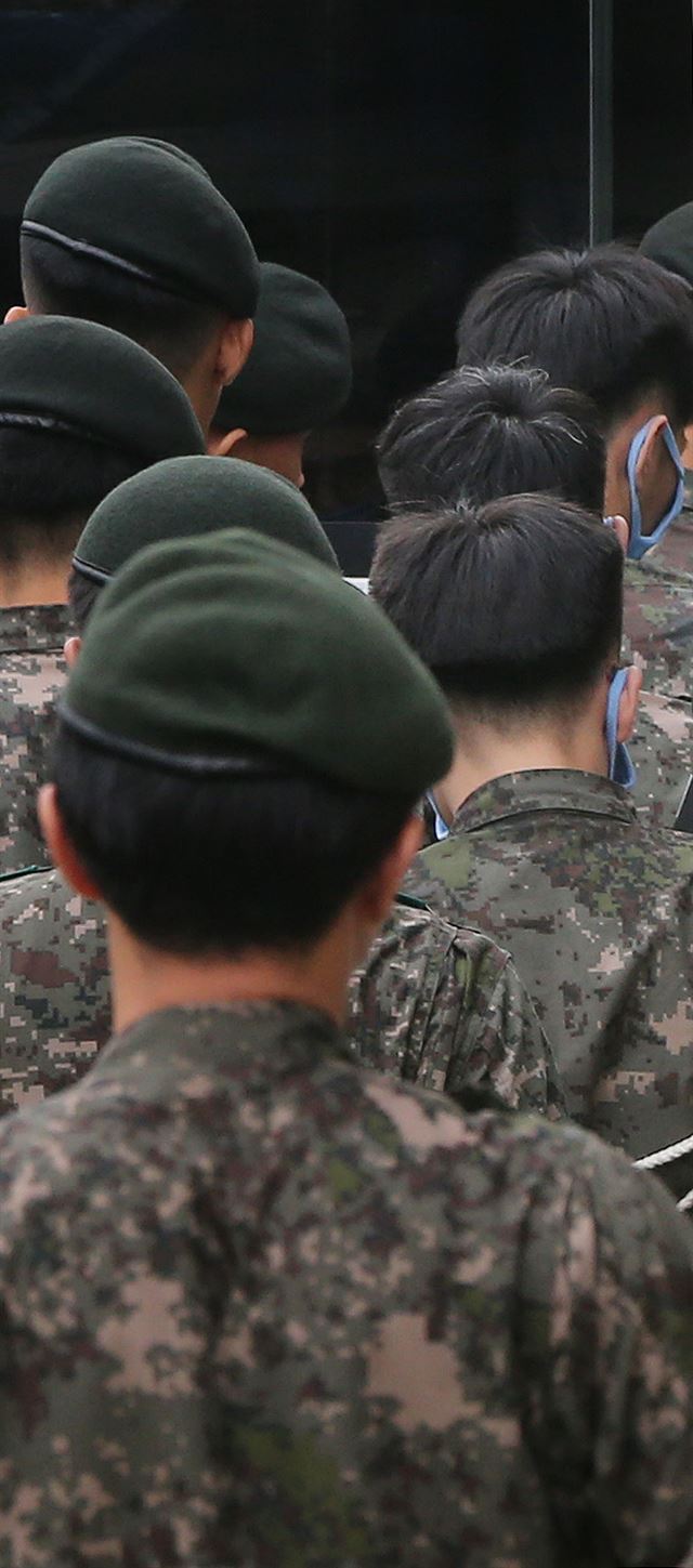 5일 오전 경기도 동두천시 육군 28사단 보통군사법원에서 윤 일병 사망 사건 가해자들이 호송차량으로 이동하고 있다. 연합뉴스