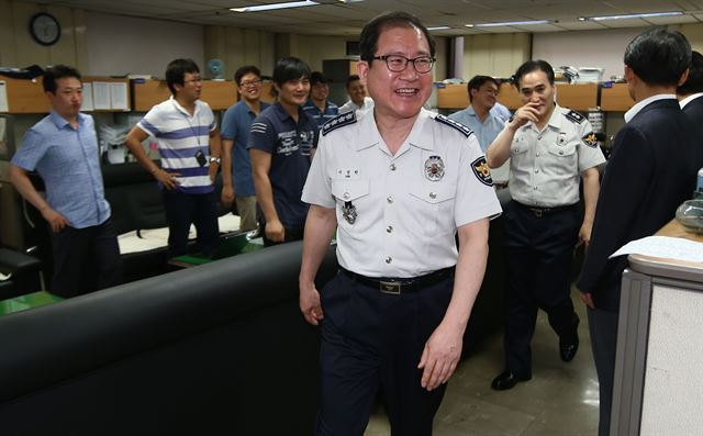 5일 오후 사의를 표명한 이성한 경찰청장이 서울 서대문구 경찰청에서 기자들과 간담회를 마친 뒤 기자실을 나서고 하고 있다. 연합뉴스