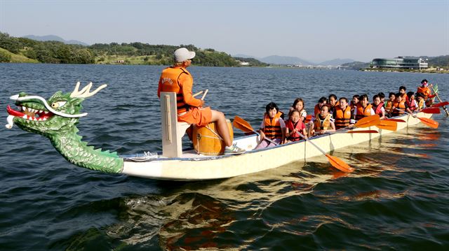 충북 충주 탄금호의 드래곤보트 즐기기. 한국관광공사