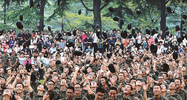 충남 논산시 연무대 육군훈련소에서 5주간의 훈련을 마치고 6일 수료식을 한 훈련병들이 모자를 하늘로 날리며 기뻐하고 있다. 논산=왕태석기자 kingwang@hk.co.kr