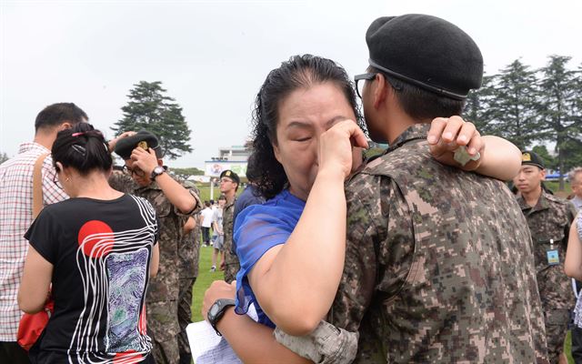 충남 논산시 연무대 육군훈련소에서 5주간의 훈련을 마친 훈련병이 6일 수료식을 마친 후 면회 온 어머니와 포옹을 하고 있다. 논산=왕태석기자 kingwang@hk.co.kr