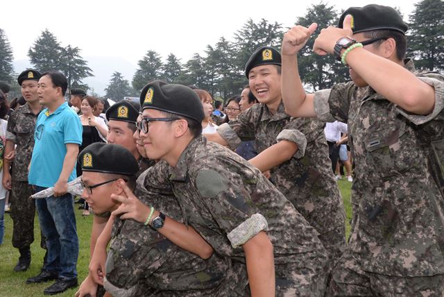 충남 논산시 연무대 육군훈련소에서 5주간의 훈련을 마친 훈련병들이 6일 수료식을 마친 후 내무반 동료들과 기념촬영을 하고 있다. 논산=왕태석기자 kingwang@hk.co.kr