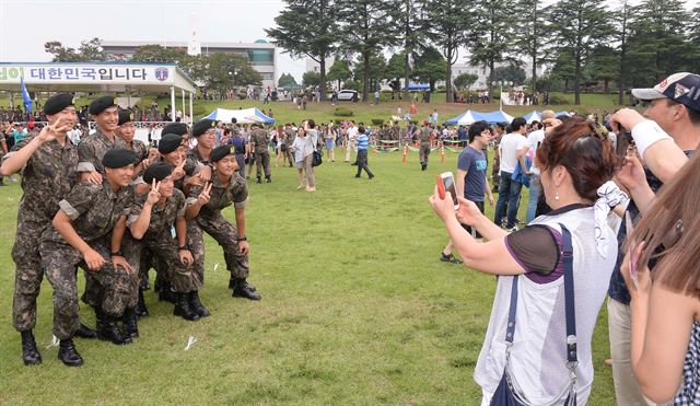 충남 논산시 연무대 육군훈련소에서 5주간의 훈련을 마친 훈련병들이 6일 수료식을 마친 후 같은 내무반 동기들과 기념촬영을 하고 있다. 논산=왕태석기자 kingwang@hk.co.kr