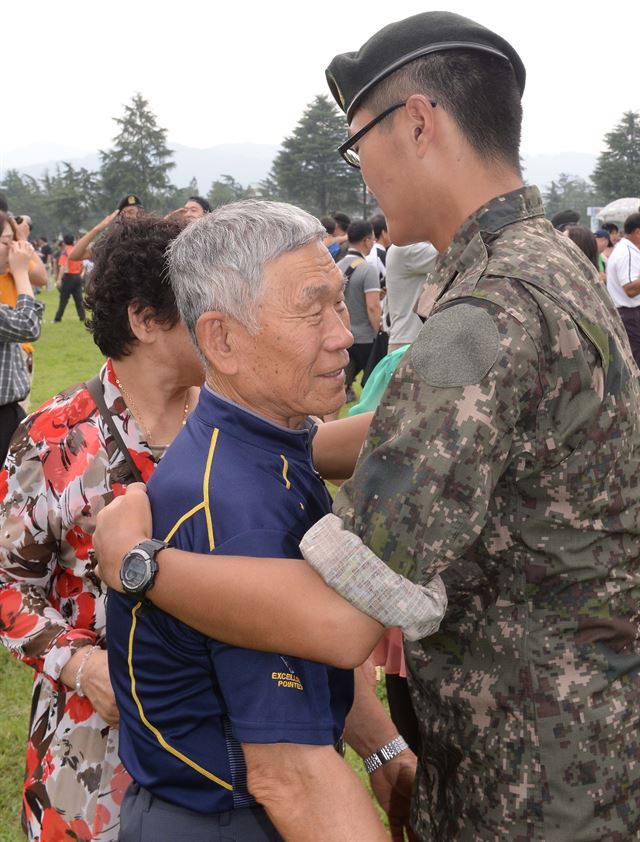 충남 논산시 연무대 육군훈련소에서 5주간의 훈련을 마친 훈련병이 6일 수료식을 마친 후 면회 온 할아버지와 포옹을 하고 있다. 논산=왕태석기자 kingwang@hk.co.kr