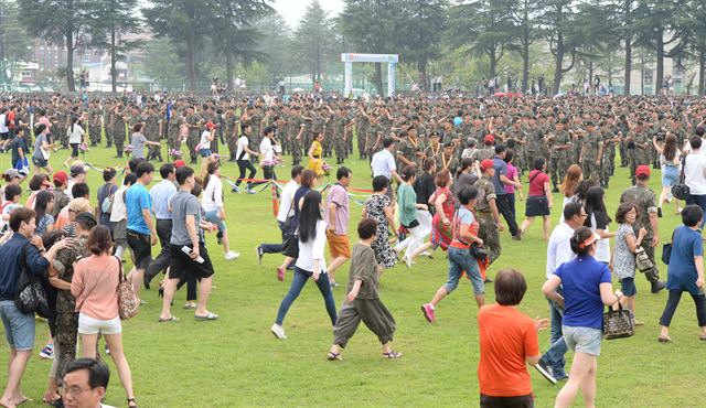 충남 논산시 연무대 육군훈련소에서 5주간의 훈련을 마친 훈련병들이 6일 수료식을 마친 후 면회온 가족들과 재회를 하고 있다. 논산=왕태석기자 kingwang@hk.co.kr