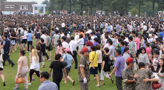 충남 논산시 연무대 육군훈련소에서 5주간의 훈련을 마친 훈련병들이 6일 수료식을 마친 후 면회온 가족들과 재회를 하고 있다. 논산=왕태석기자 kingwang@hk.co.kr