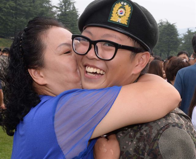 충남 논산시 연무대 육군훈련소에서 5주간의 훈련을 마친 훈련병이 6일 수료식을 마친 후 면회 온 어머니와 포옹을 하고 있다. 논산=왕태석기자 kingwang@hk.co.kr