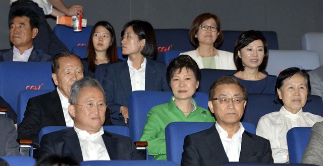 [PYH2014080611720001300] <YONHAP PHOTO-1865> '명량' 관람 위해 영화관 찾은 박 대통령 (서울=연합뉴스) 도광환 기자 = 박근혜 대통령이 6일 오후 서울 영등포구 여의도의 한 영화관에서 이순신 장군의 명량해전을 그린 영화 '명량'을 관람하기 위해 김동호 문화융성위원장, 배우 박정자 씨 등과 함께 자리하고 있다. 2014.8.6. dohh@yna.co.kr/2014-08-06 21:00:01/ <저작권자 ⓒ 1980-2014 ㈜연합뉴스. 무단 전재 재배포 금지.>