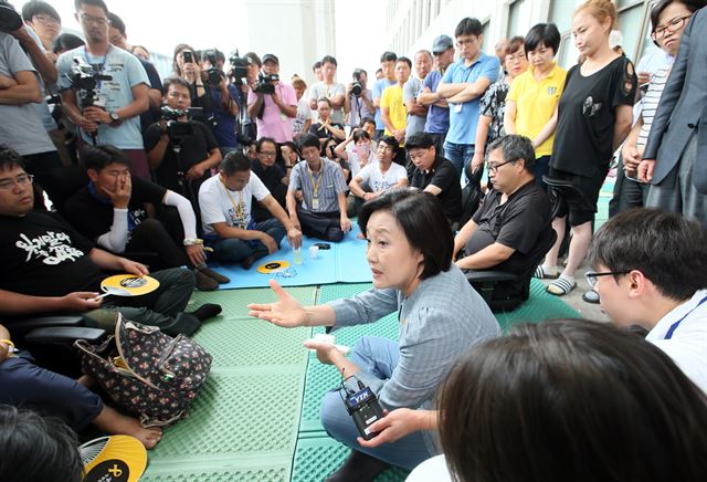 새정치민주연합 박영선 국민공감혁신위원장이 10일 국회 본청 앞에서 농성 중인 세월호 가족대책위원들과 면담하고 있다. 여야가 합의한 특별법에 반대하는 세월호 가족대책위는 수사권.기소권이 포함된 세월호 특별법 제정을 촉구하며 계속 농성을 이어가고 있다. 연합뉴스