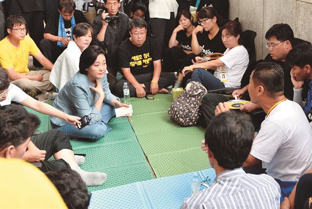 새정치민주연합 박영선 국민공감혁신위원장이 10일 서울 여의도 국회 본청 앞에서 세월특별법 여야 합의에 반발하는 유가족들과 면담하고 있다. 뉴시스