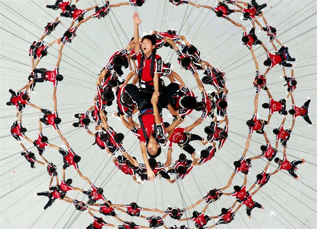 제2회 난징하계청소년올림픽(The 2nd Youth Olympic Games, Nanjing 2014) 개막식을 앞두고 9일(현지시간) 장쑤성 난징에서 열린 개막식 리허설에 참석한 타쿼 마샬 아트 학교 520명의 학생들이 화려한 공중 연기를 선보이고 있다. 난징=로이터 연합뉴스