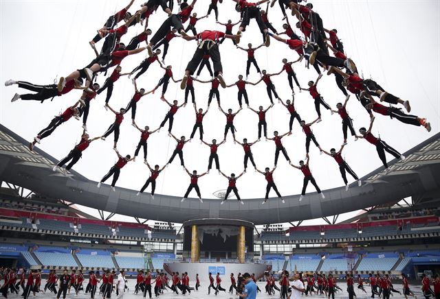 제2회 난징하계청소년올림픽(The 2nd Youth Olympic Games, Nanjing 2014) 개막식을 앞두고 9일(현지시간) 장쑤성 난징에서 열린 개막식 리허설에 참석한 타쿼 마샬 아트 학교 520명의 학생들이 화려한 공중 연기를 선보이고 있다. 난징=AP연합뉴스